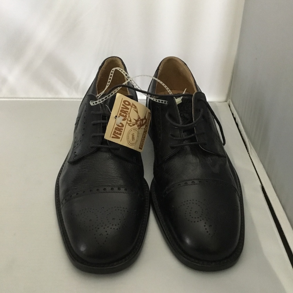 DRESS-UP SHOES FOR MEN.